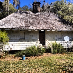 Slave quarters.  I'm going to assume the satellite was added later.  